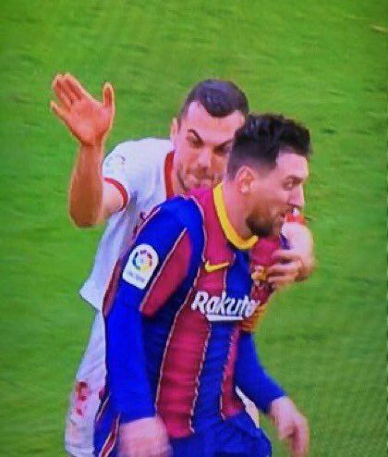 Sunt imaginile care au ajuns in toata lumea! Messi, IMPOSIBIL de oprit si cand te arunci cu BRATELE dupa el! Chiar e SUPERMAN! Cum a marcat cu Sevilla_4