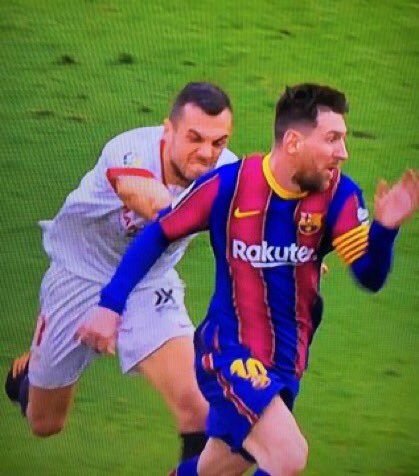 Sunt imaginile care au ajuns in toata lumea! Messi, IMPOSIBIL de oprit si cand te arunci cu BRATELE dupa el! Chiar e SUPERMAN! Cum a marcat cu Sevilla_5