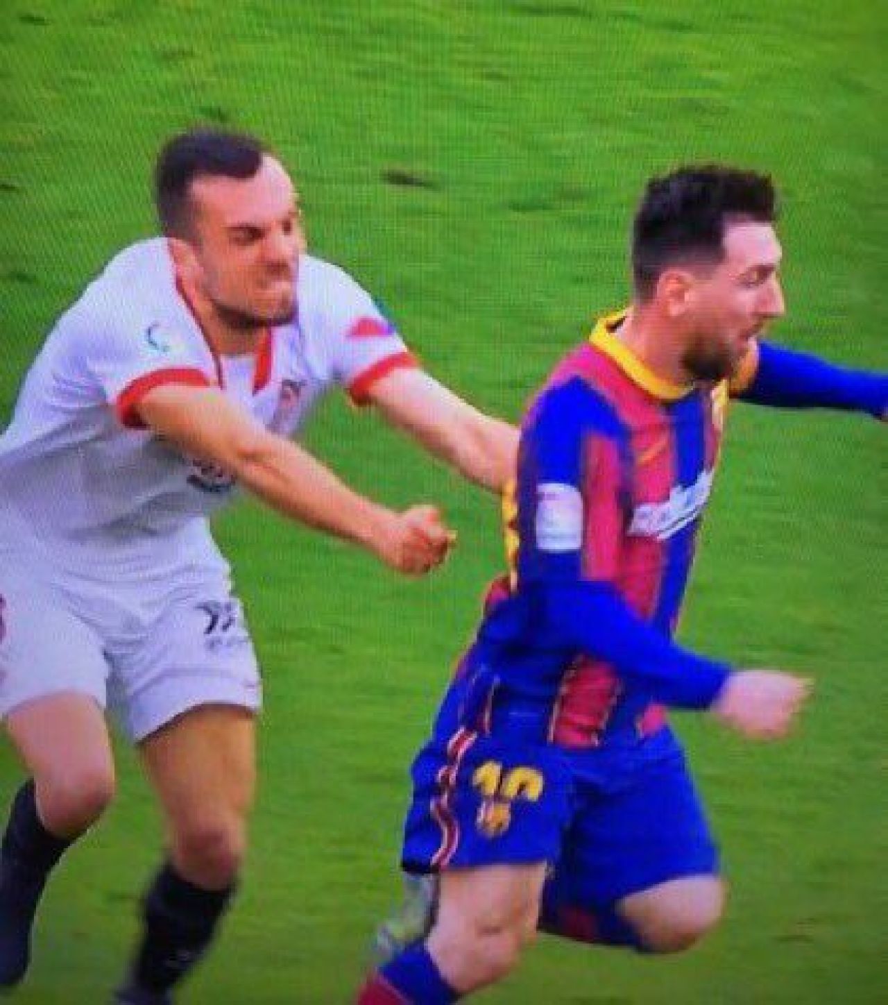 Sunt imaginile care au ajuns in toata lumea! Messi, IMPOSIBIL de oprit si cand te arunci cu BRATELE dupa el! Chiar e SUPERMAN! Cum a marcat cu Sevilla_6