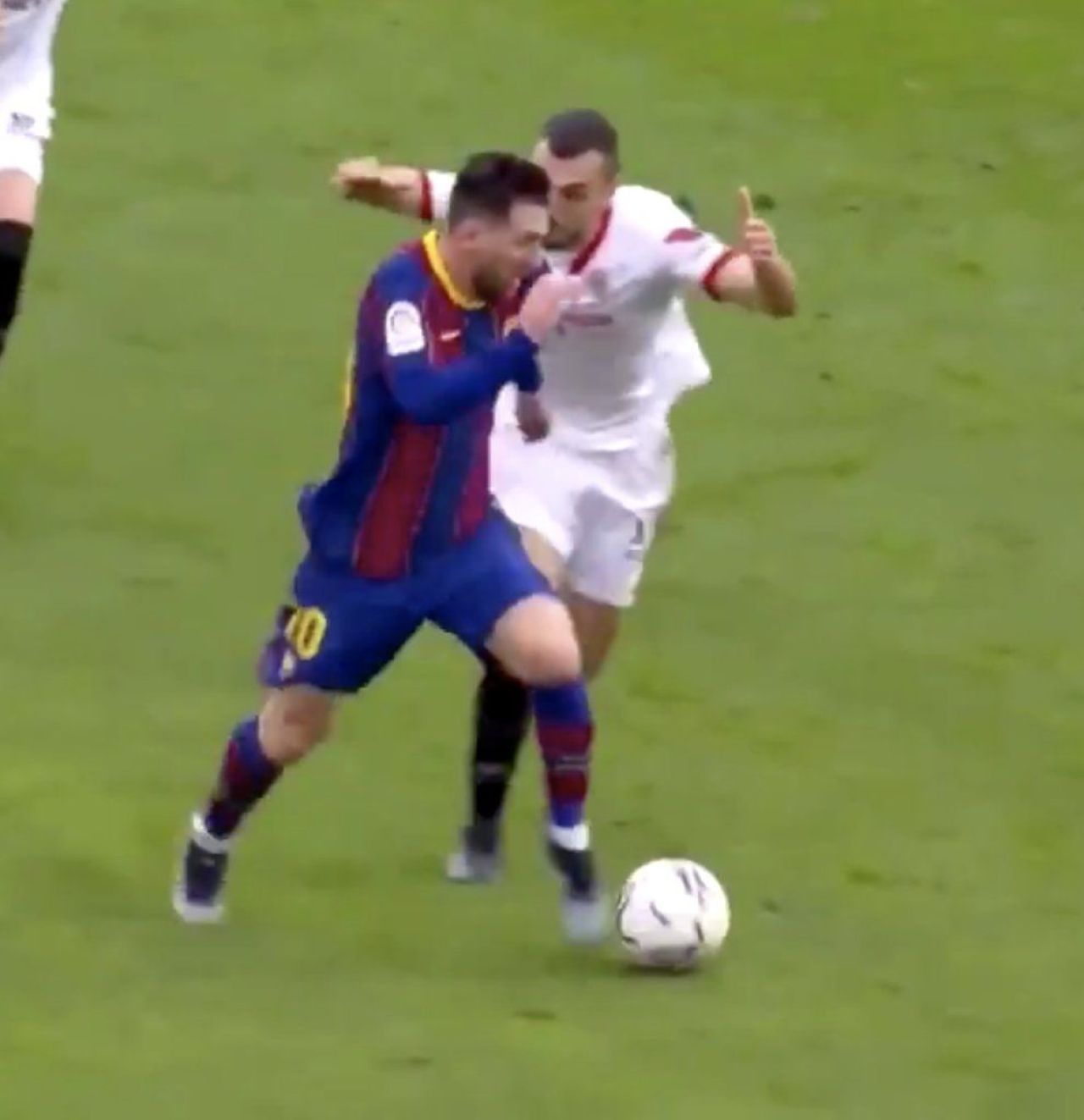 Sunt imaginile care au ajuns in toata lumea! Messi, IMPOSIBIL de oprit si cand te arunci cu BRATELE dupa el! Chiar e SUPERMAN! Cum a marcat cu Sevilla_7