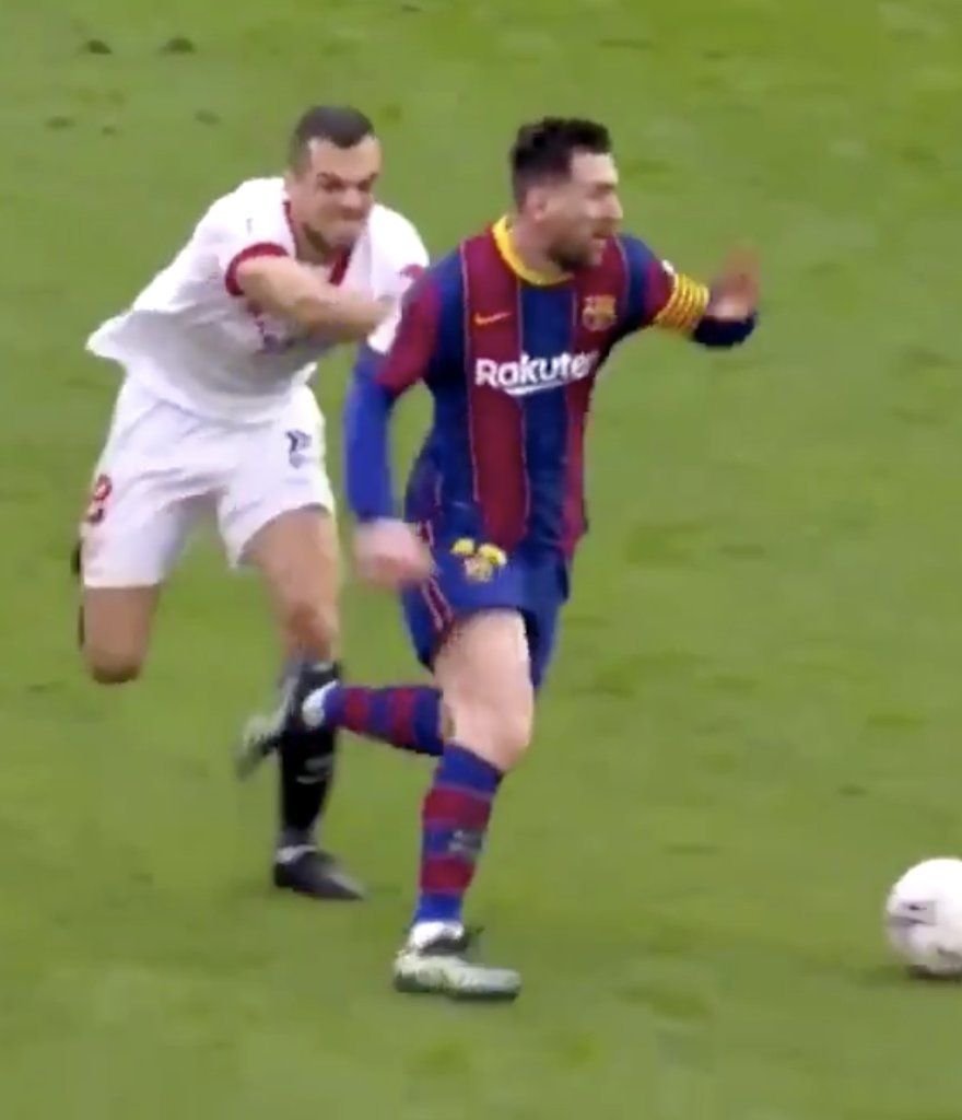 Sunt imaginile care au ajuns in toata lumea! Messi, IMPOSIBIL de oprit si cand te arunci cu BRATELE dupa el! Chiar e SUPERMAN! Cum a marcat cu Sevilla_8