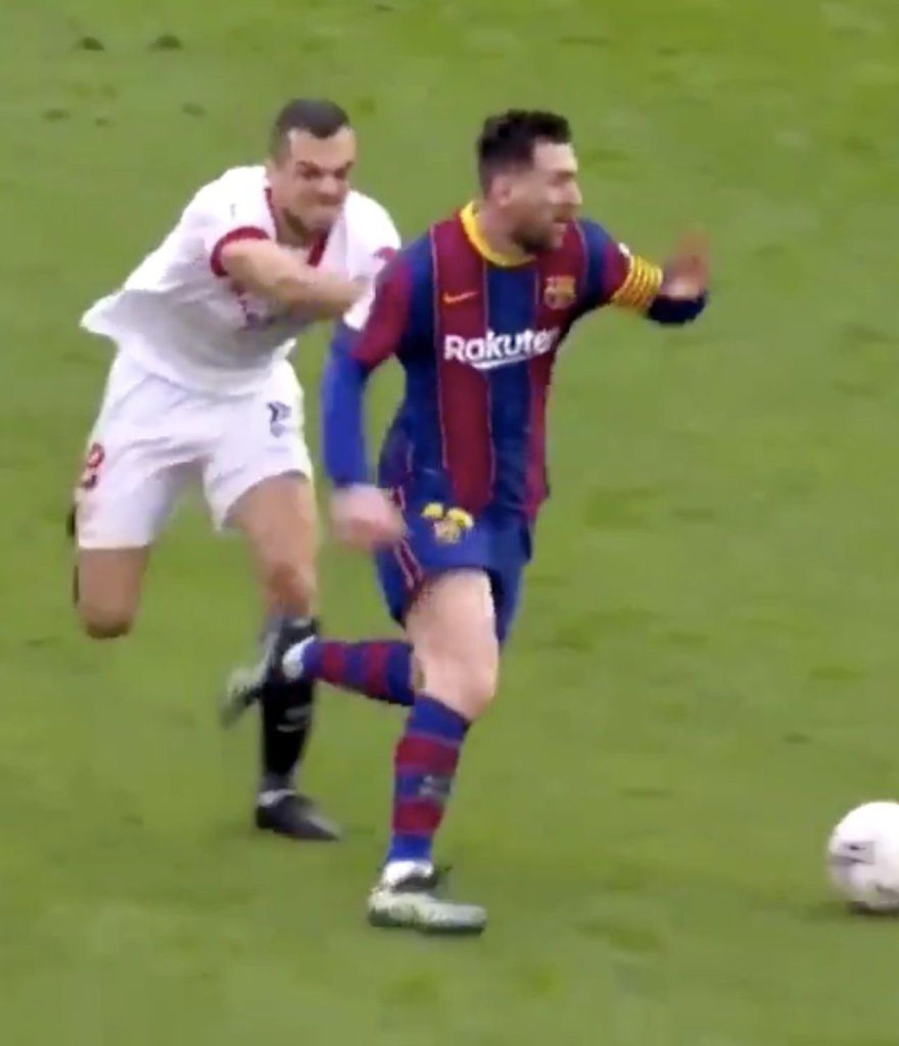 Sunt imaginile care au ajuns in toata lumea! Messi, IMPOSIBIL de oprit si cand te arunci cu BRATELE dupa el! Chiar e SUPERMAN! Cum a marcat cu Sevilla_8