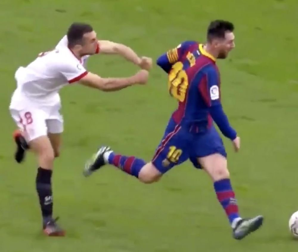 Sunt imaginile care au ajuns in toata lumea! Messi, IMPOSIBIL de oprit si cand te arunci cu BRATELE dupa el! Chiar e SUPERMAN! Cum a marcat cu Sevilla_9