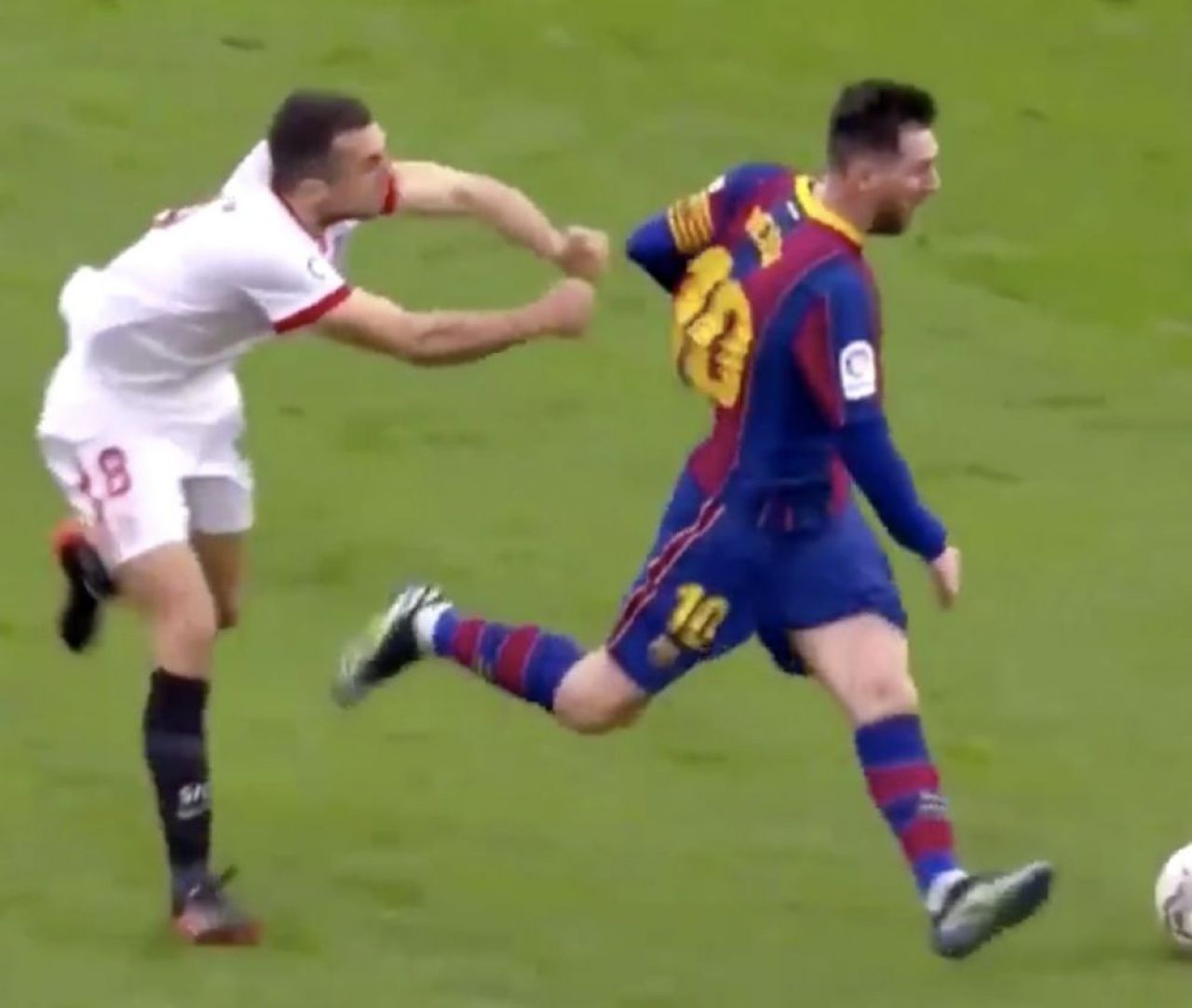 Sunt imaginile care au ajuns in toata lumea! Messi, IMPOSIBIL de oprit si cand te arunci cu BRATELE dupa el! Chiar e SUPERMAN! Cum a marcat cu Sevilla_9