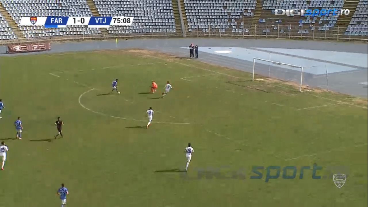 Nimeni nu poate explica asta! Faza care poate concura la ratarea anului vine din Liga 2! A driblat portarul si avea toata poarta goala! E INCREDIBIL unde a trimis mingea_1