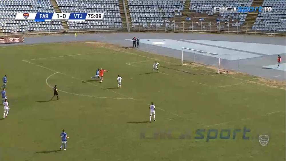 Nimeni nu poate explica asta! Faza care poate concura la ratarea anului vine din Liga 2! A driblat portarul si avea toata poarta goala! E INCREDIBIL unde a trimis mingea_2