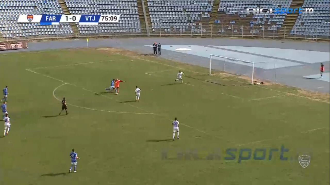 Nimeni nu poate explica asta! Faza care poate concura la ratarea anului vine din Liga 2! A driblat portarul si avea toata poarta goala! E INCREDIBIL unde a trimis mingea_2
