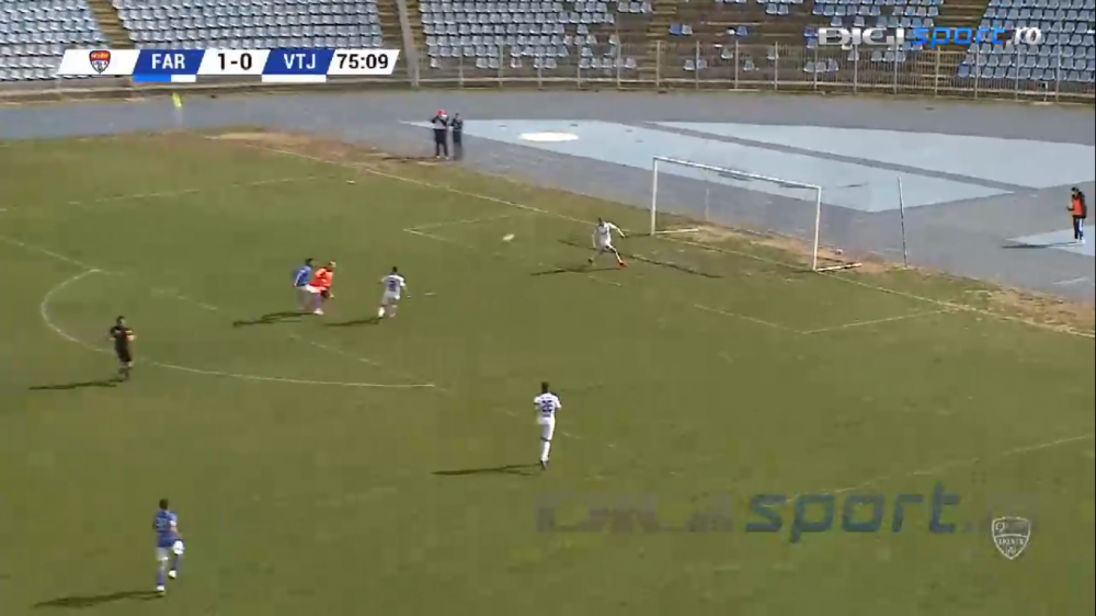 Nimeni nu poate explica asta! Faza care poate concura la ratarea anului vine din Liga 2! A driblat portarul si avea toata poarta goala! E INCREDIBIL unde a trimis mingea_3