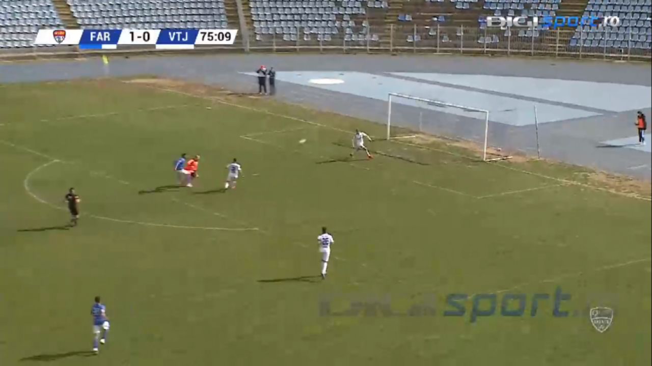Nimeni nu poate explica asta! Faza care poate concura la ratarea anului vine din Liga 2! A driblat portarul si avea toata poarta goala! E INCREDIBIL unde a trimis mingea_3