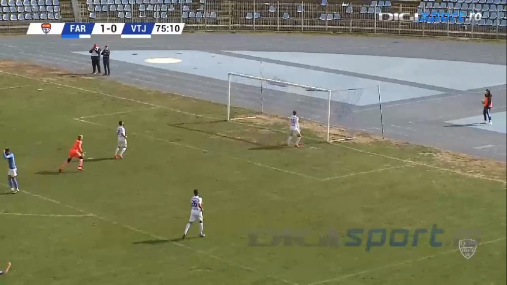 Nimeni nu poate explica asta! Faza care poate concura la ratarea anului vine din Liga 2! A driblat portarul si avea toata poarta goala! E INCREDIBIL unde a trimis mingea_4