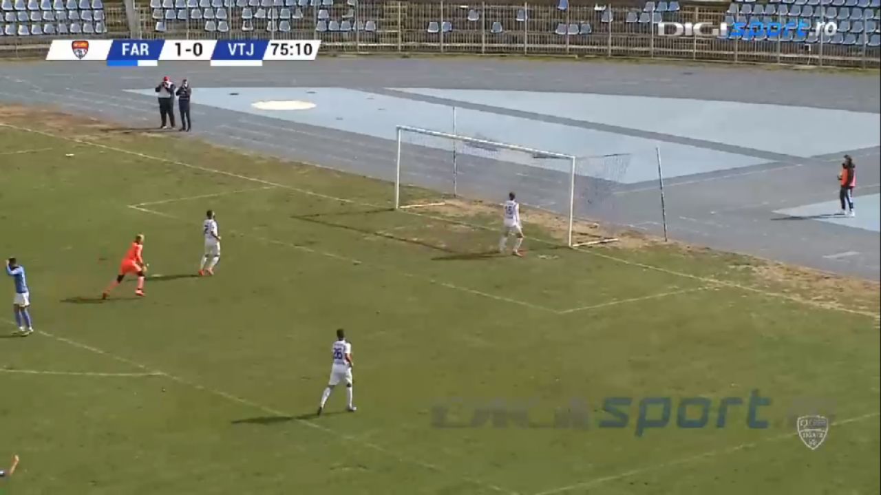 Nimeni nu poate explica asta! Faza care poate concura la ratarea anului vine din Liga 2! A driblat portarul si avea toata poarta goala! E INCREDIBIL unde a trimis mingea_4