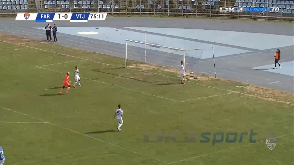 Nimeni nu poate explica asta! Faza care poate concura la ratarea anului vine din Liga 2! A driblat portarul si avea toata poarta goala! E INCREDIBIL unde a trimis mingea_5
