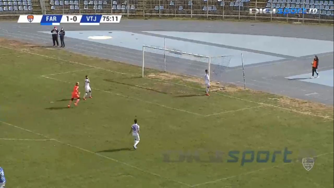Nimeni nu poate explica asta! Faza care poate concura la ratarea anului vine din Liga 2! A driblat portarul si avea toata poarta goala! E INCREDIBIL unde a trimis mingea_5