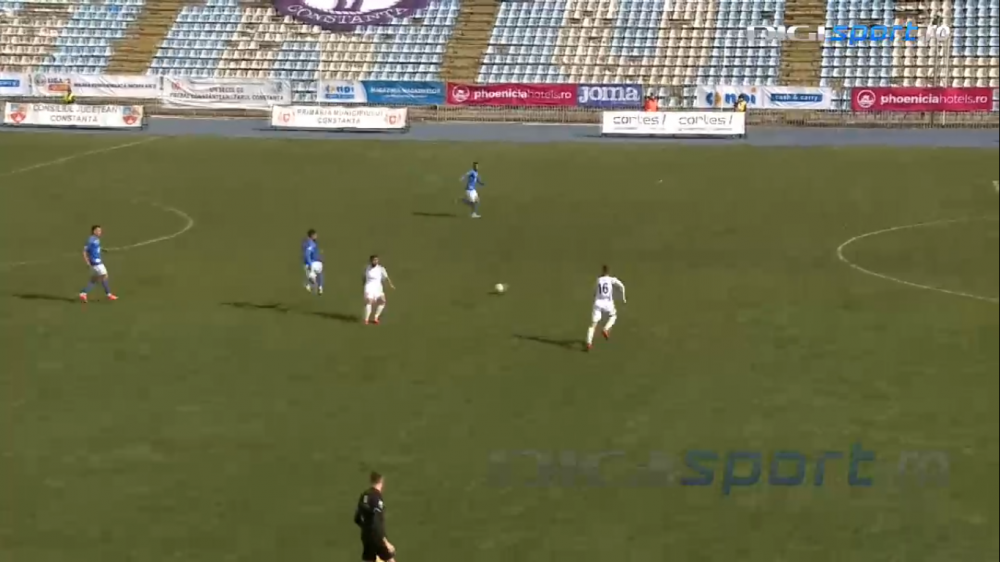Nimeni nu poate explica asta! Faza care poate concura la ratarea anului vine din Liga 2! A driblat portarul si avea toata poarta goala! E INCREDIBIL unde a trimis mingea_6