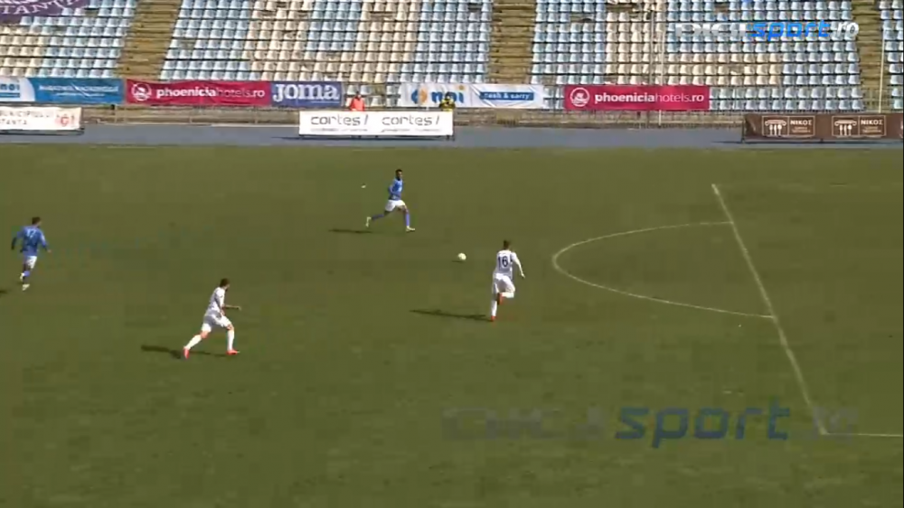 Nimeni nu poate explica asta! Faza care poate concura la ratarea anului vine din Liga 2! A driblat portarul si avea toata poarta goala! E INCREDIBIL unde a trimis mingea_7