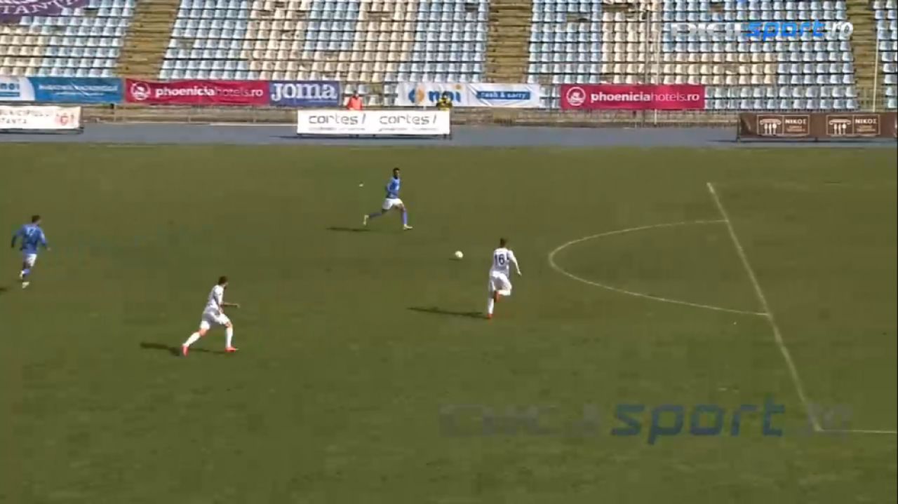 Nimeni nu poate explica asta! Faza care poate concura la ratarea anului vine din Liga 2! A driblat portarul si avea toata poarta goala! E INCREDIBIL unde a trimis mingea_7