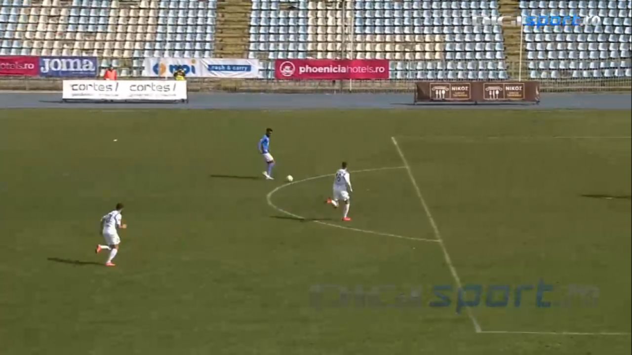 Nimeni nu poate explica asta! Faza care poate concura la ratarea anului vine din Liga 2! A driblat portarul si avea toata poarta goala! E INCREDIBIL unde a trimis mingea_8