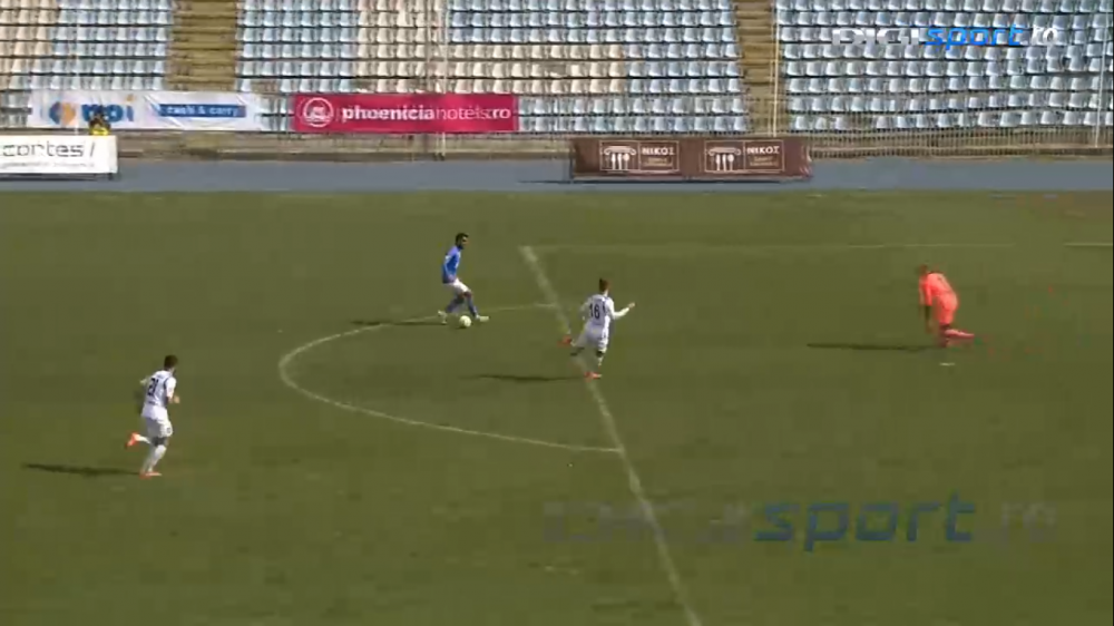 Nimeni nu poate explica asta! Faza care poate concura la ratarea anului vine din Liga 2! A driblat portarul si avea toata poarta goala! E INCREDIBIL unde a trimis mingea_9