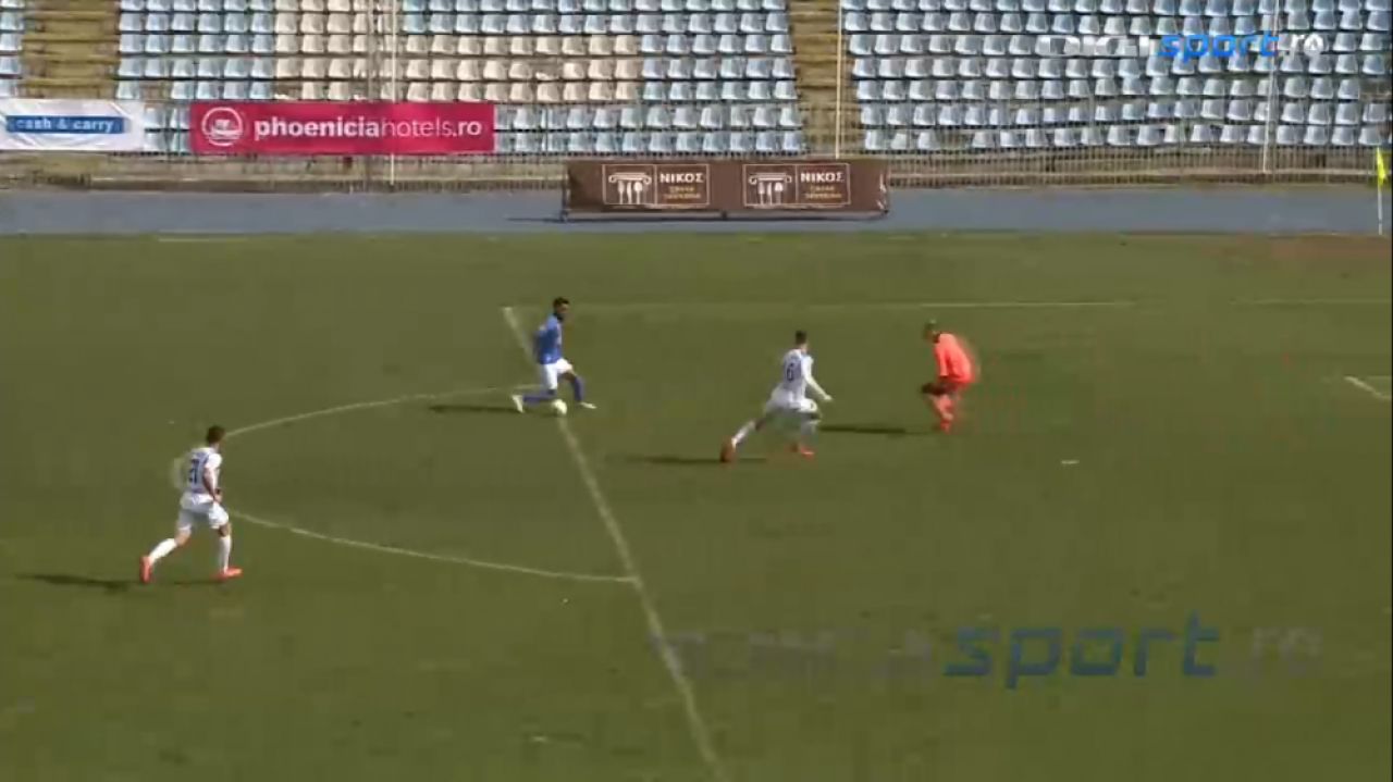 Nimeni nu poate explica asta! Faza care poate concura la ratarea anului vine din Liga 2! A driblat portarul si avea toata poarta goala! E INCREDIBIL unde a trimis mingea_10