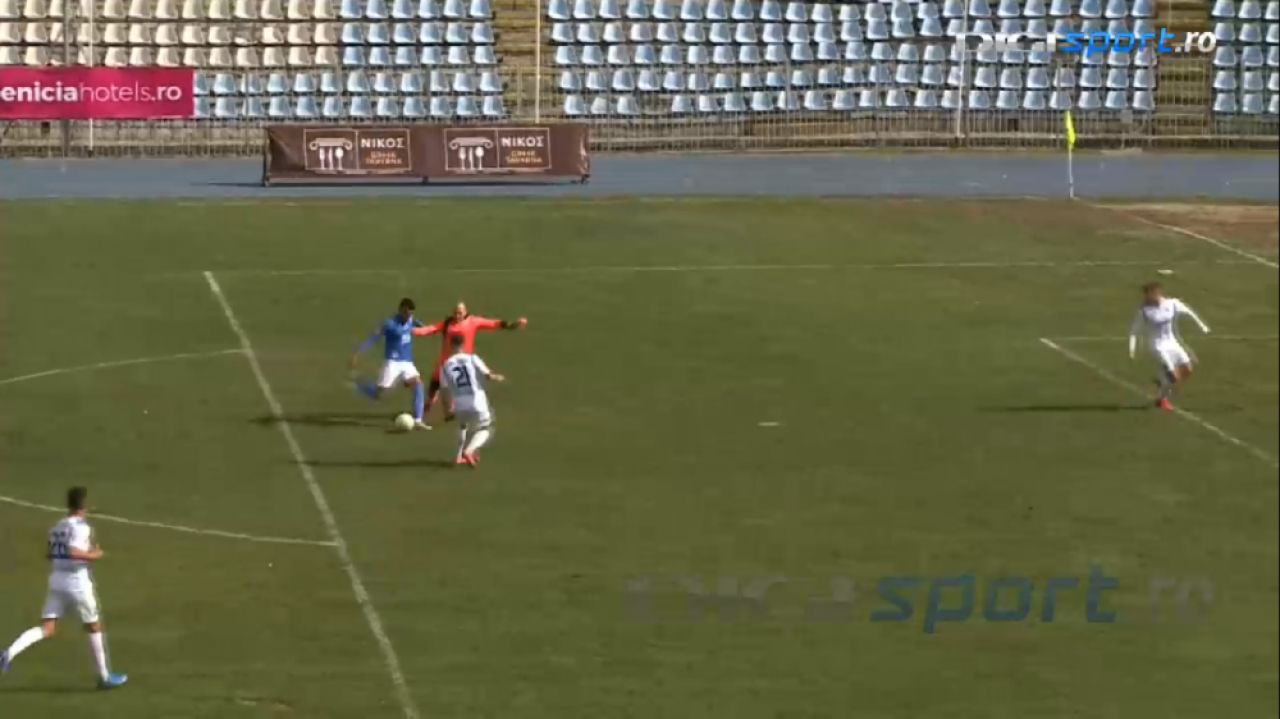 Nimeni nu poate explica asta! Faza care poate concura la ratarea anului vine din Liga 2! A driblat portarul si avea toata poarta goala! E INCREDIBIL unde a trimis mingea_11