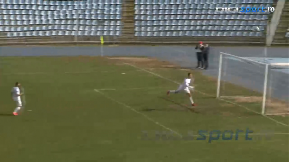 Nimeni nu poate explica asta! Faza care poate concura la ratarea anului vine din Liga 2! A driblat portarul si avea toata poarta goala! E INCREDIBIL unde a trimis mingea_12