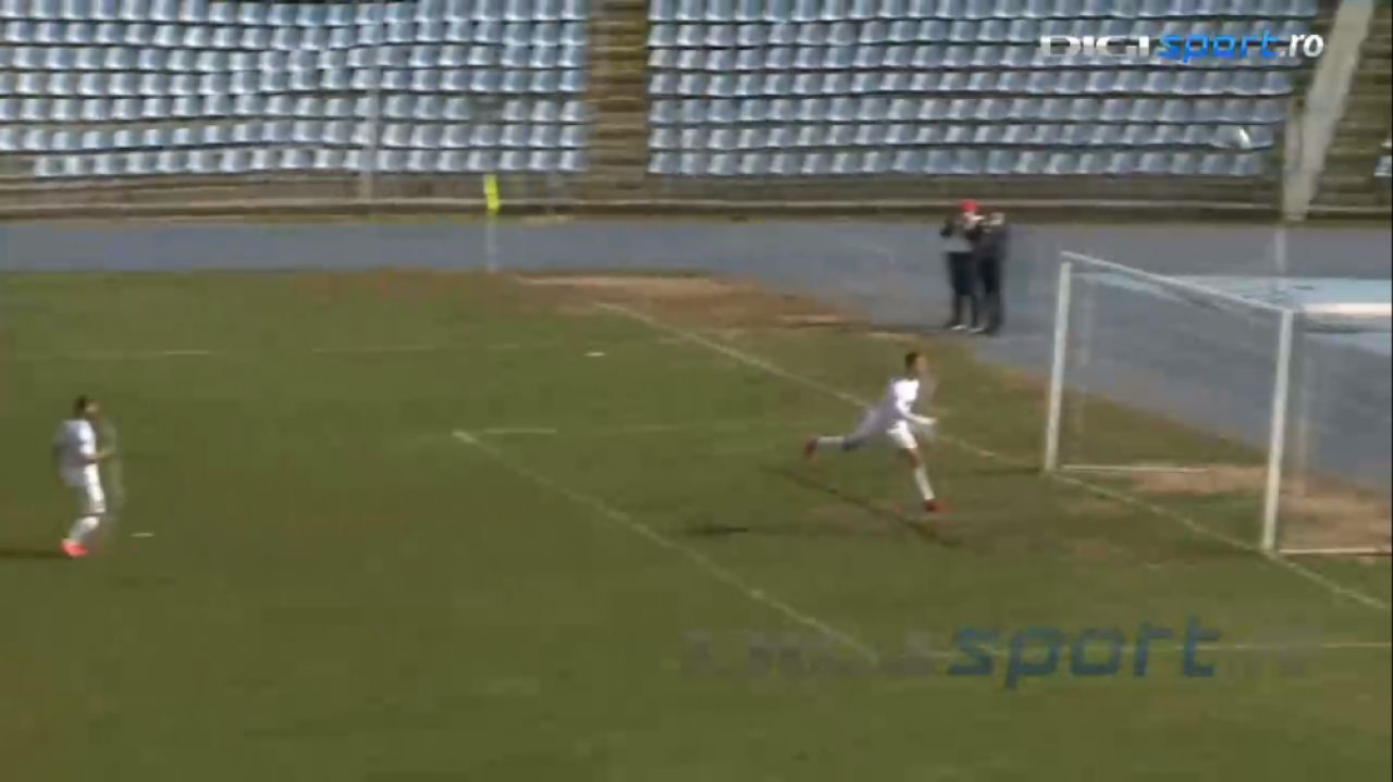 Nimeni nu poate explica asta! Faza care poate concura la ratarea anului vine din Liga 2! A driblat portarul si avea toata poarta goala! E INCREDIBIL unde a trimis mingea_12