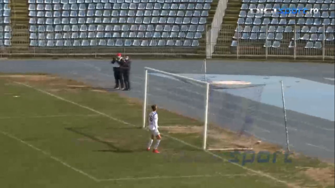 Nimeni nu poate explica asta! Faza care poate concura la ratarea anului vine din Liga 2! A driblat portarul si avea toata poarta goala! E INCREDIBIL unde a trimis mingea_13
