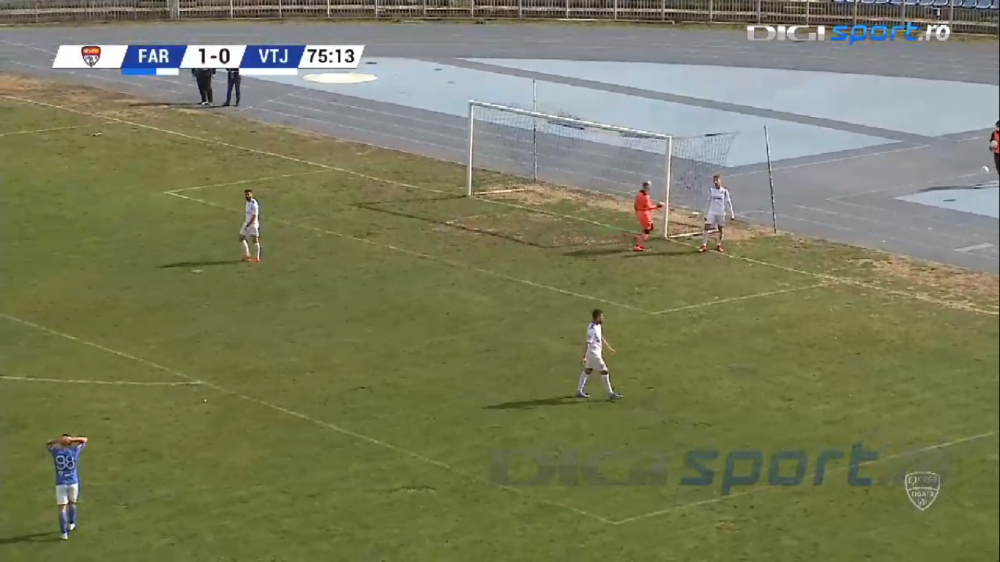 Nimeni nu poate explica asta! Faza care poate concura la ratarea anului vine din Liga 2! A driblat portarul si avea toata poarta goala! E INCREDIBIL unde a trimis mingea_14
