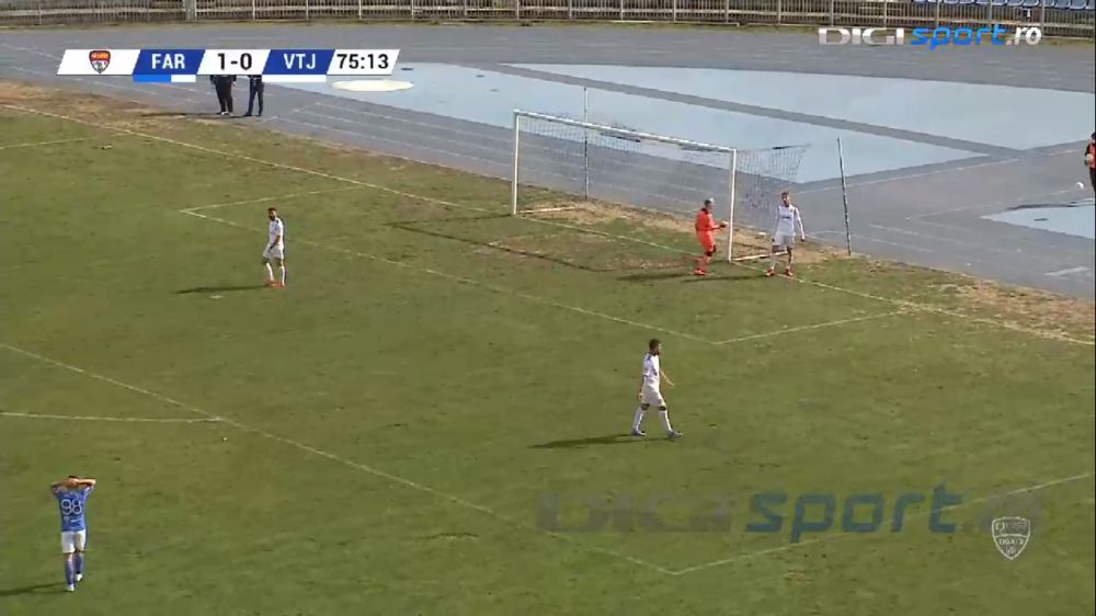 Nimeni nu poate explica asta! Faza care poate concura la ratarea anului vine din Liga 2! A driblat portarul si avea toata poarta goala! E INCREDIBIL unde a trimis mingea_14