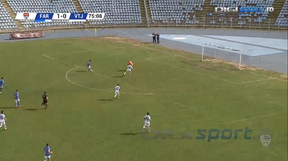 Nimeni nu poate explica asta! Faza care poate concura la ratarea anului vine din Liga 2! A driblat portarul si avea toata poarta goala! E INCREDIBIL unde a trimis mingea_15