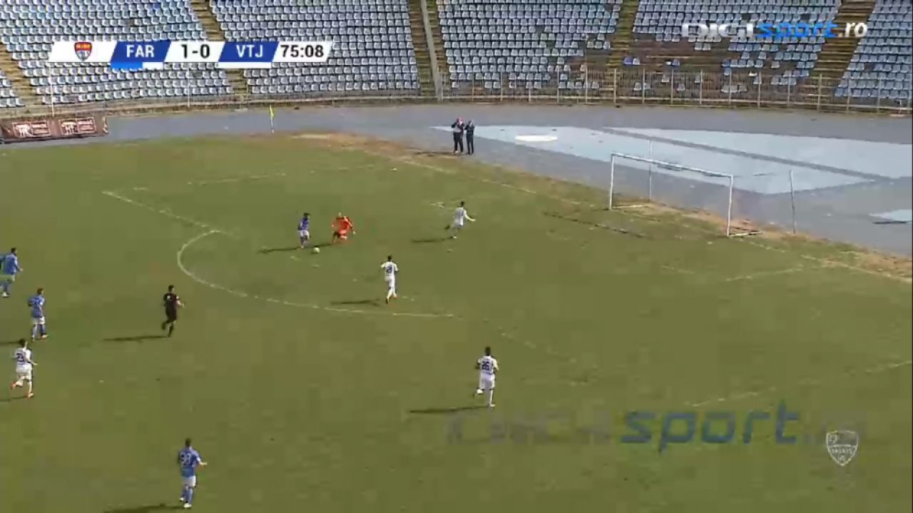 Nimeni nu poate explica asta! Faza care poate concura la ratarea anului vine din Liga 2! A driblat portarul si avea toata poarta goala! E INCREDIBIL unde a trimis mingea_16