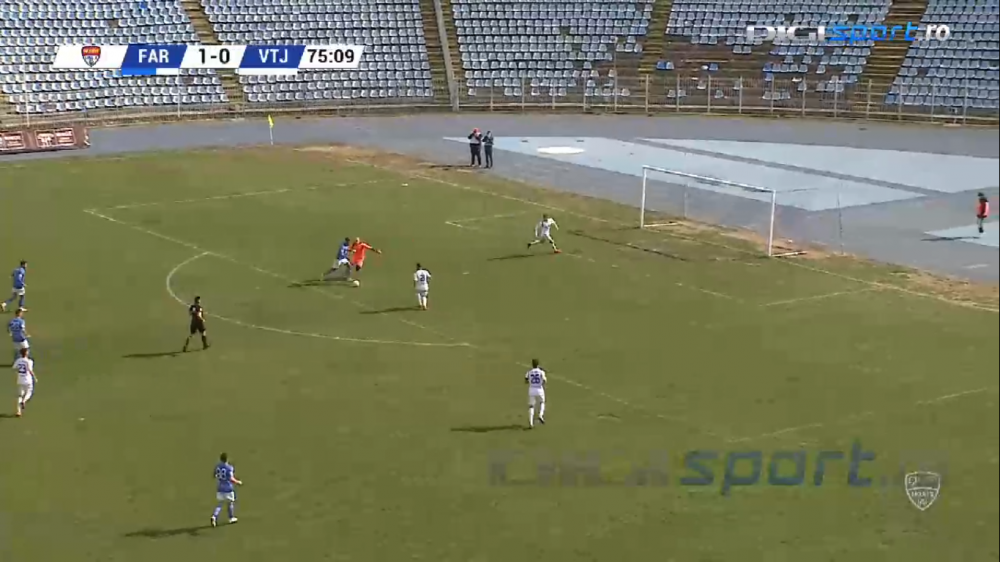 Nimeni nu poate explica asta! Faza care poate concura la ratarea anului vine din Liga 2! A driblat portarul si avea toata poarta goala! E INCREDIBIL unde a trimis mingea_17