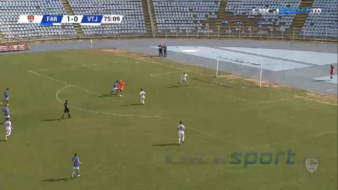 Nimeni nu poate explica asta! Faza care poate concura la ratarea anului vine din Liga 2! A driblat portarul si avea toata poarta goala! E INCREDIBIL unde a trimis mingea_17