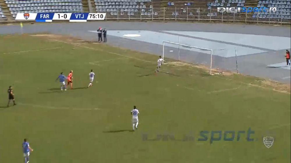 Nimeni nu poate explica asta! Faza care poate concura la ratarea anului vine din Liga 2! A driblat portarul si avea toata poarta goala! E INCREDIBIL unde a trimis mingea_18