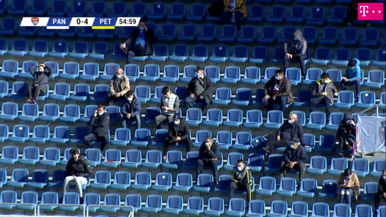 Mai ceva decat MM Stoica! Faza incredibila petrecuta in timpul meciului Pandurii - Petrolul! A scos doua telefoane si a inceput sa tasteze pe amandoua in acelasi timp_1