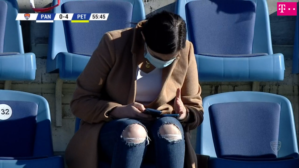 Mai ceva decat MM Stoica! Faza incredibila petrecuta in timpul meciului Pandurii - Petrolul! A scos doua telefoane si a inceput sa tasteze pe amandoua in acelasi timp_2