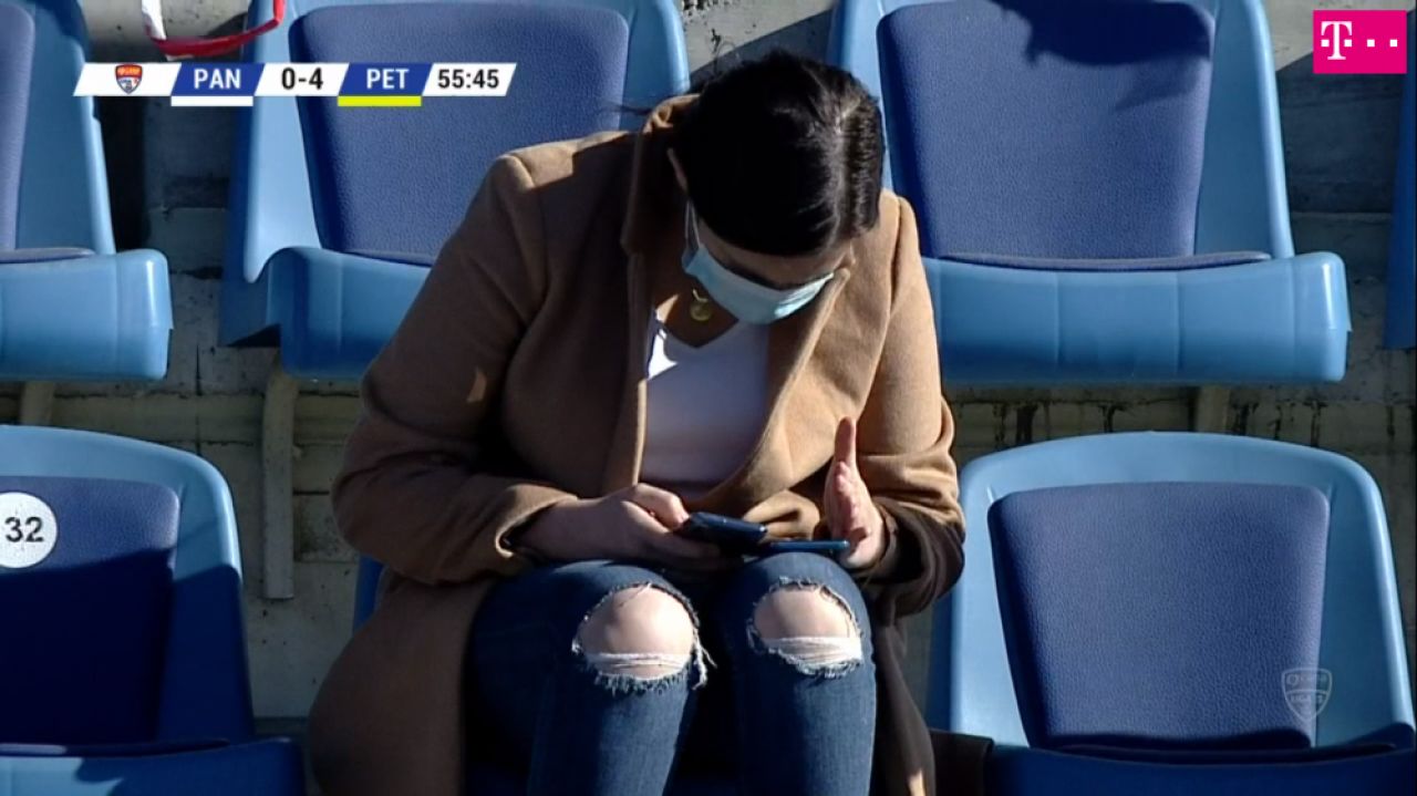 Mai ceva decat MM Stoica! Faza incredibila petrecuta in timpul meciului Pandurii - Petrolul! A scos doua telefoane si a inceput sa tasteze pe amandoua in acelasi timp_2
