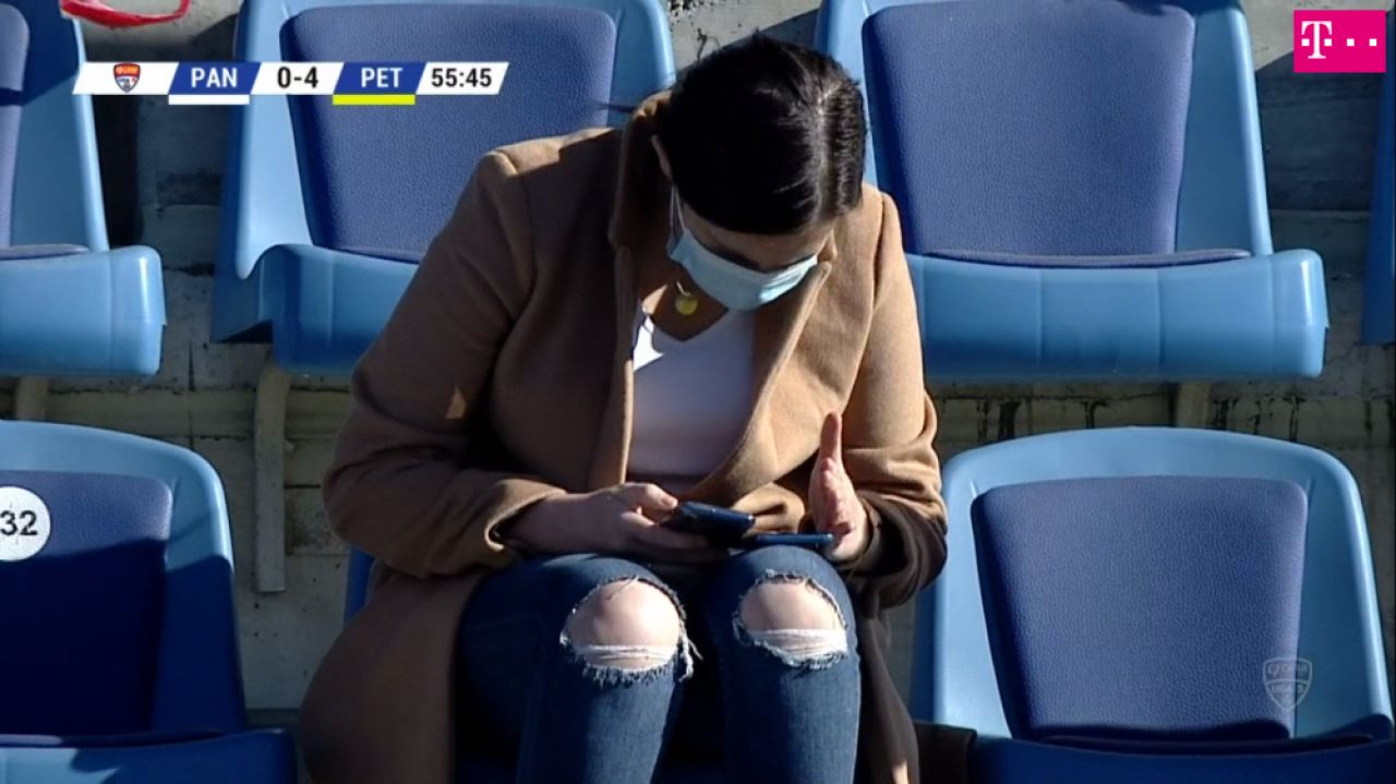 Mai ceva decat MM Stoica! Faza incredibila petrecuta in timpul meciului Pandurii - Petrolul! A scos doua telefoane si a inceput sa tasteze pe amandoua in acelasi timp_3