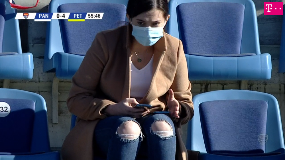 Mai ceva decat MM Stoica! Faza incredibila petrecuta in timpul meciului Pandurii - Petrolul! A scos doua telefoane si a inceput sa tasteze pe amandoua in acelasi timp_4