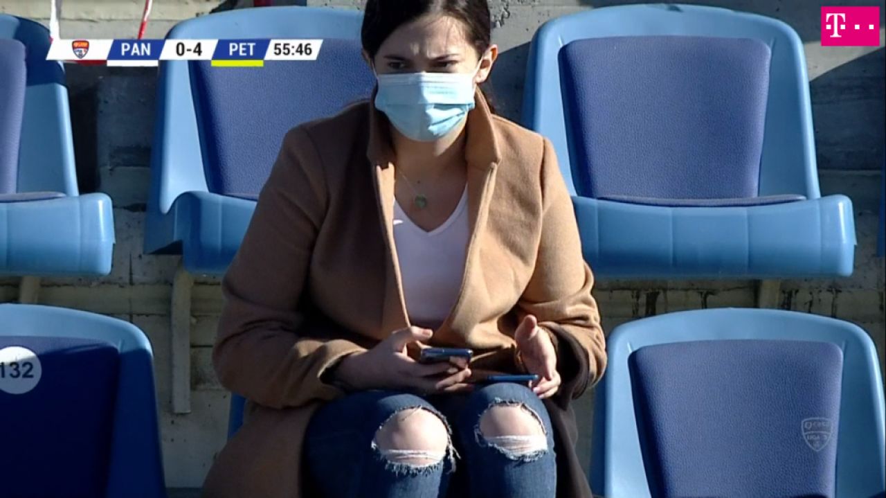 Mai ceva decat MM Stoica! Faza incredibila petrecuta in timpul meciului Pandurii - Petrolul! A scos doua telefoane si a inceput sa tasteze pe amandoua in acelasi timp_5