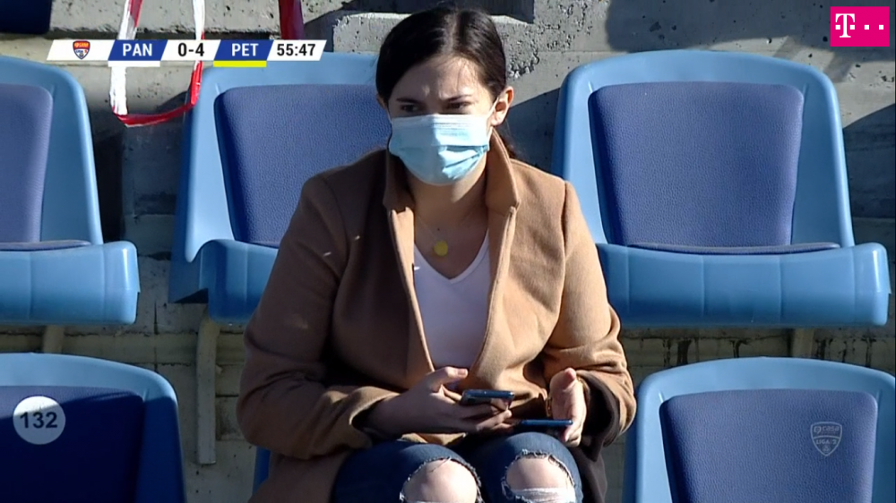 Mai ceva decat MM Stoica! Faza incredibila petrecuta in timpul meciului Pandurii - Petrolul! A scos doua telefoane si a inceput sa tasteze pe amandoua in acelasi timp_6