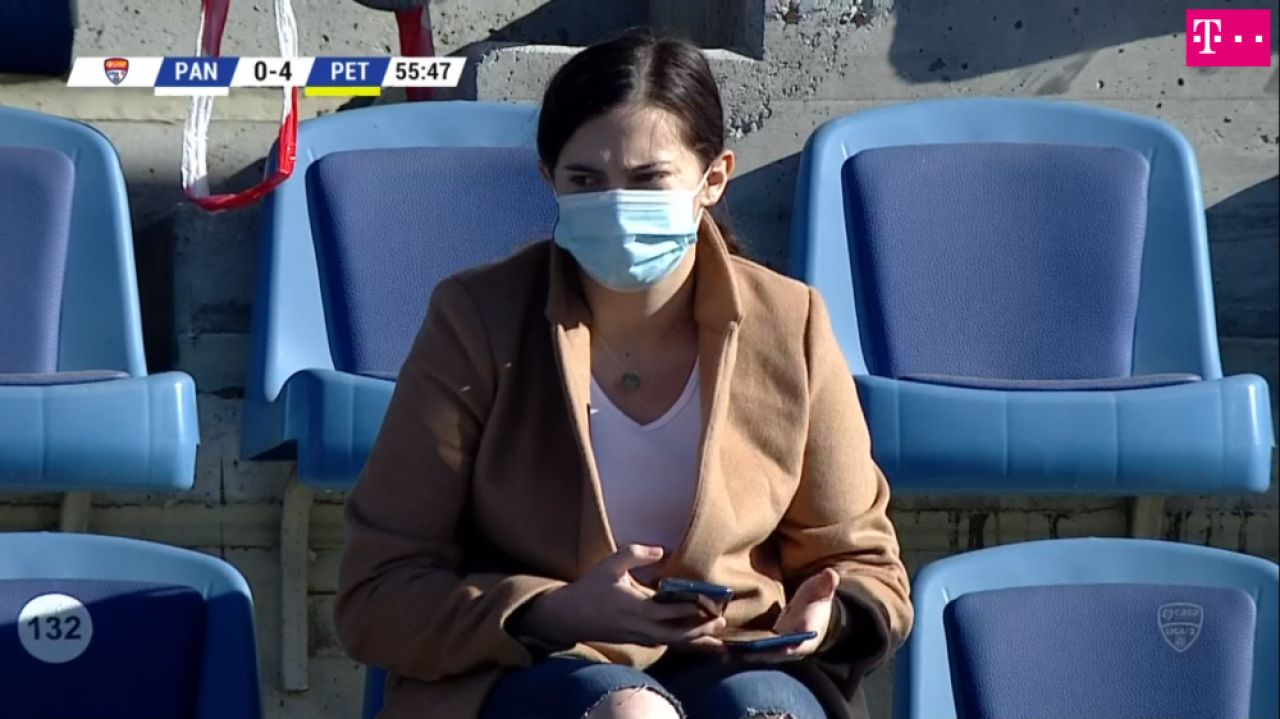 Mai ceva decat MM Stoica! Faza incredibila petrecuta in timpul meciului Pandurii - Petrolul! A scos doua telefoane si a inceput sa tasteze pe amandoua in acelasi timp_7