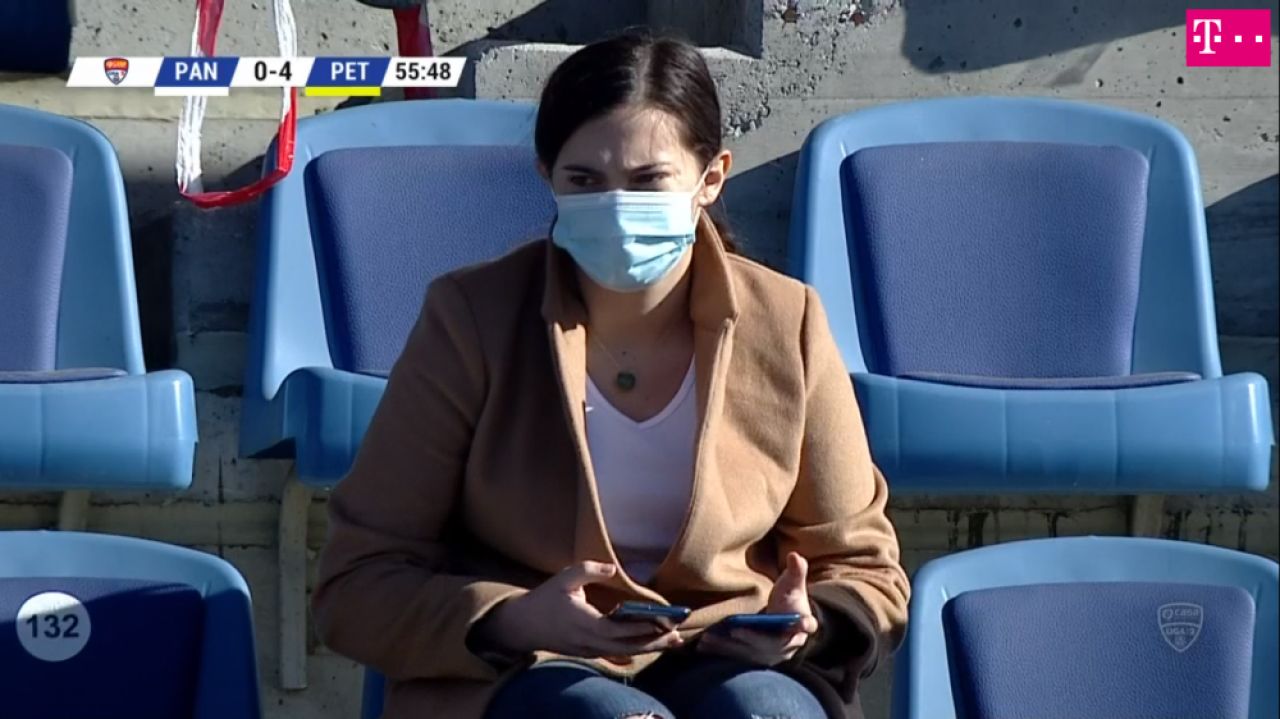 Mai ceva decat MM Stoica! Faza incredibila petrecuta in timpul meciului Pandurii - Petrolul! A scos doua telefoane si a inceput sa tasteze pe amandoua in acelasi timp_8