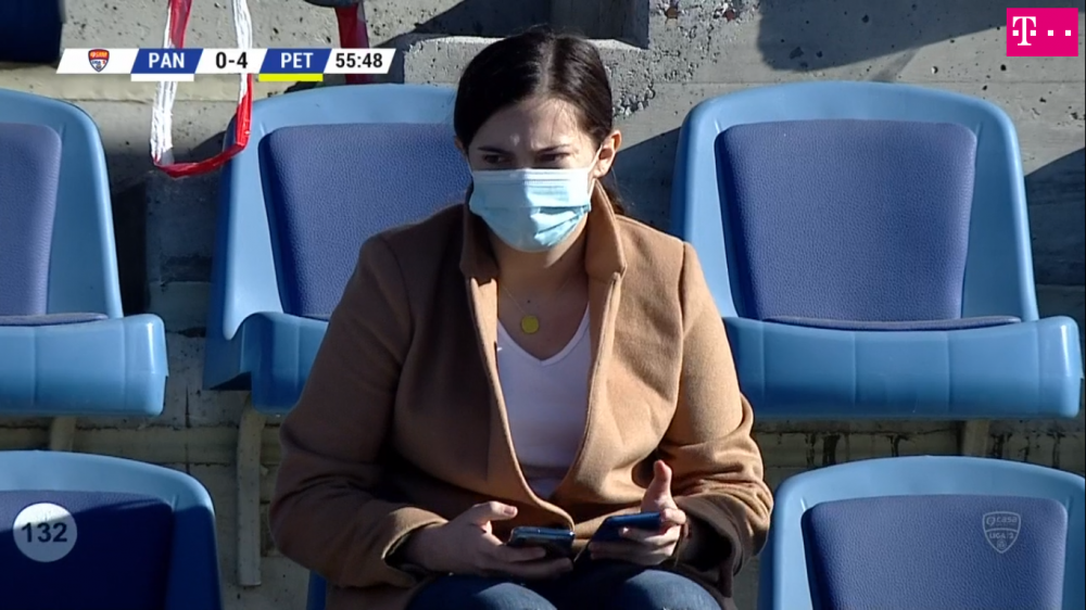 Mai ceva decat MM Stoica! Faza incredibila petrecuta in timpul meciului Pandurii - Petrolul! A scos doua telefoane si a inceput sa tasteze pe amandoua in acelasi timp_9