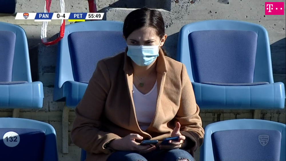 Mai ceva decat MM Stoica! Faza incredibila petrecuta in timpul meciului Pandurii - Petrolul! A scos doua telefoane si a inceput sa tasteze pe amandoua in acelasi timp_10