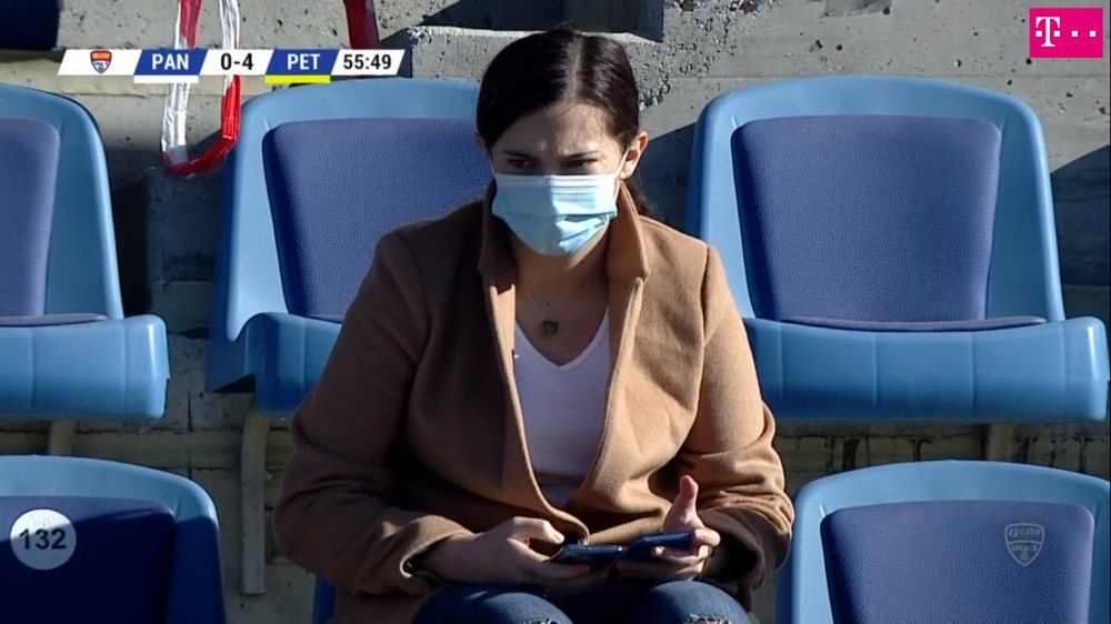 Mai ceva decat MM Stoica! Faza incredibila petrecuta in timpul meciului Pandurii - Petrolul! A scos doua telefoane si a inceput sa tasteze pe amandoua in acelasi timp_11
