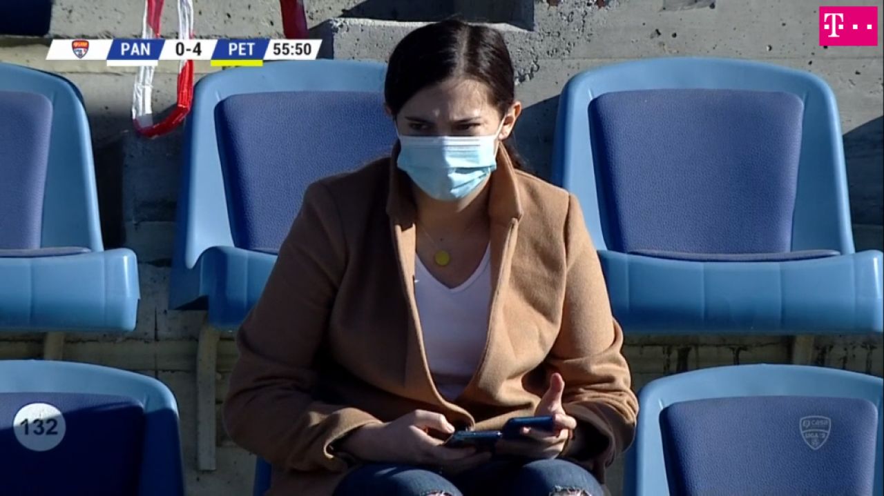 Mai ceva decat MM Stoica! Faza incredibila petrecuta in timpul meciului Pandurii - Petrolul! A scos doua telefoane si a inceput sa tasteze pe amandoua in acelasi timp_12