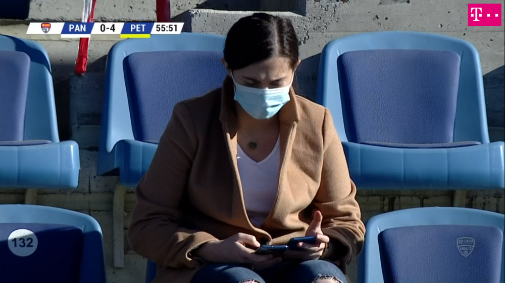 Mai ceva decat MM Stoica! Faza incredibila petrecuta in timpul meciului Pandurii - Petrolul! A scos doua telefoane si a inceput sa tasteze pe amandoua in acelasi timp_13