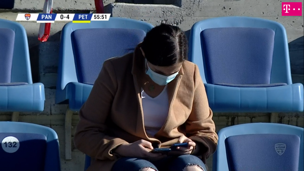 Mai ceva decat MM Stoica! Faza incredibila petrecuta in timpul meciului Pandurii - Petrolul! A scos doua telefoane si a inceput sa tasteze pe amandoua in acelasi timp_14