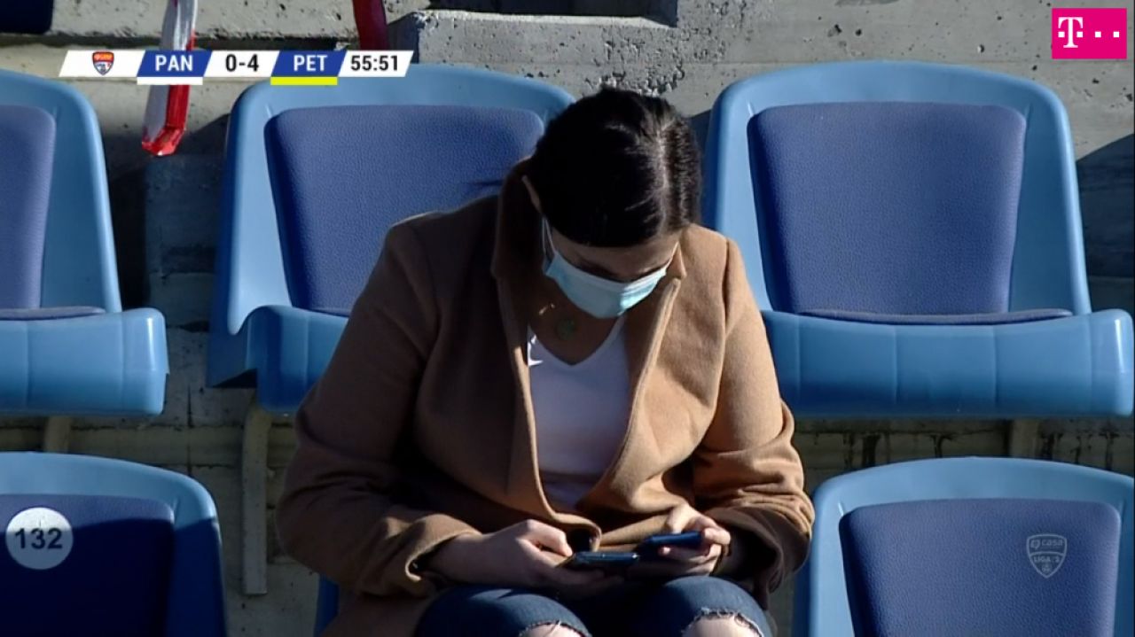 Mai ceva decat MM Stoica! Faza incredibila petrecuta in timpul meciului Pandurii - Petrolul! A scos doua telefoane si a inceput sa tasteze pe amandoua in acelasi timp_14